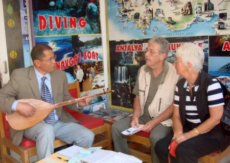 Bağlama Resitalleriyle Turistlere Türküleri Sevdiriyor