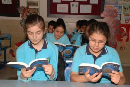 Bahar Koleji her eve bir kütüphane kuruyor