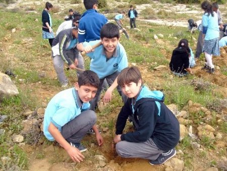 Bahar Koleji öğrencileri 250 fidan dikti