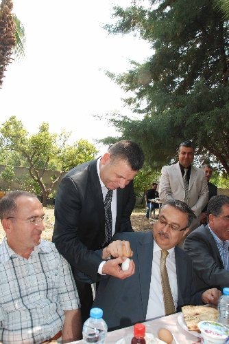 Bahar şenliğinde, Kaymakam ve belediye başkanları yumurta tokuşturdu