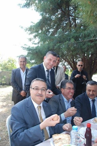 Bahar şenliğinde, Kaymakam ve belediye başkanları yumurta tokuşturdu