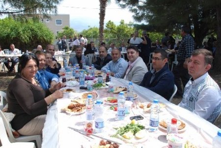 Bahar şenliğinde, Kaymakam ve belediye başkanları yumurta tokuşturdu