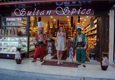 Baharatçı Dükkanına Gelen Turistleri Yeniçeriler Karşılıyor