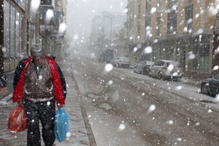 Baharı bekleyen Bayburt karla uyandı