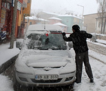 Baharı bekleyen Bayburt karla uyandı