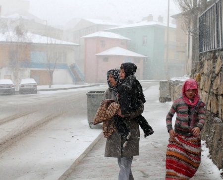 Baharı bekleyen Bayburt karla uyandı