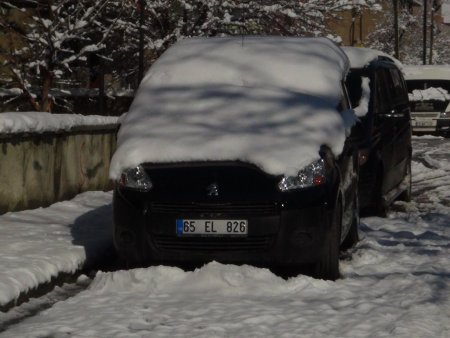 Baharı bekleyen Bitlisliler güne karla uyandı