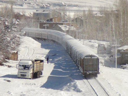 Baharı bekleyen Bitlisliler güne karla uyandı
