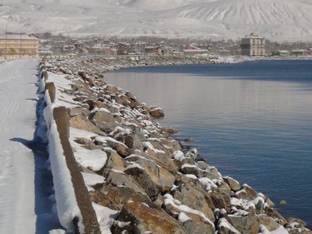 Baharı bekleyen Bitlisliler güne karla uyandı