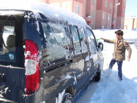 Baharı bekleyen Bitlisliler güne karla uyandı