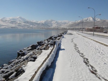 Baharı bekleyen Bitlisliler güne karla uyandı