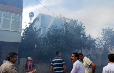 Bahçede ateşle oynayan çocuklar evi yaktı (Özel)