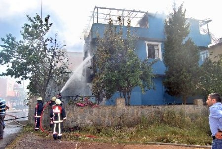 Bahçede ateşle oynayan çocuklar evi yaktı (Özel)