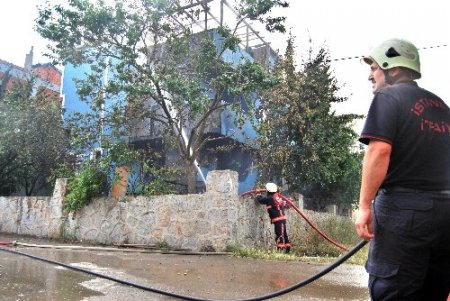 Bahçede ateşle oynayan çocuklar evi yaktı (Özel)