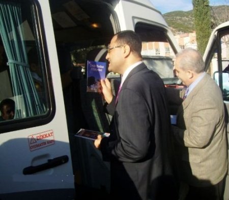 Bahçe'de Öğrenci Taşıyan Her Minibüs Bir Kütüphane Haline Getirildi