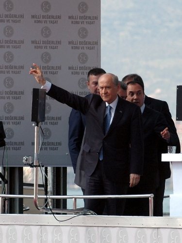 Bahçeli, 'vur de vuralım öl de ölelim' sloganlarına cevap vermedi (3)