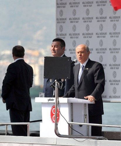 Bahçeli, 'vur de vuralım öl de ölelim' sloganlarına cevap vermedi (3)