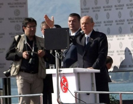 Bahçeli, 'vur de vuralım' sloganlarına cevap vermedi (1)