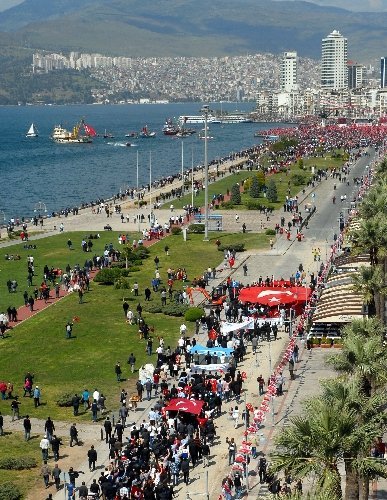 Bahçeli, 'vur de vuralım' sloganlarına cevap vermedi (1)