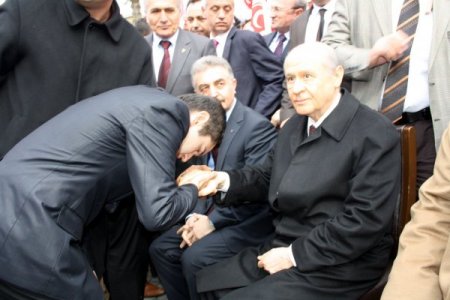 Bahçeli: PKK merdiven tırmanırken, Türkiye basamak basamak aşağı iniyor