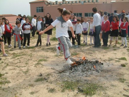 Bahçeşehirli öğrenciler, Nevruz'u ateşten atlayarak kutladı
