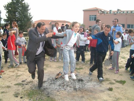 Bahçeşehirli öğrenciler, Nevruz'u ateşten atlayarak kutladı
