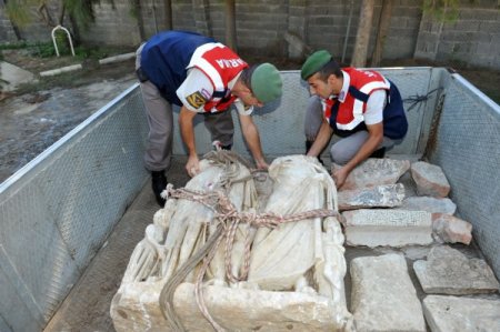 Bahçesinden çıkan tarihî eserleri satmak isterken yakalandı
