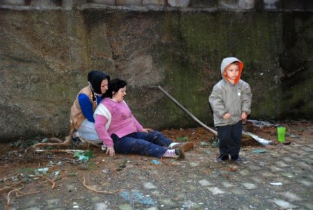 Bahçeyi Kazarken 3 Metrelik Duvardan Düştü