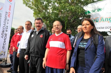 Bakan Akdağ, 'Yürü Angaralım Yürü' sloganıyla yürüdü