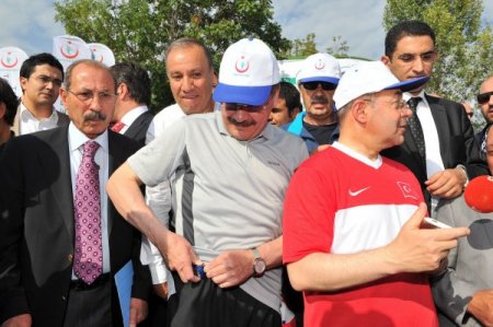 Bakan Akdağ, 'Yürü Angaralım Yürü' sloganıyla yürüdü
