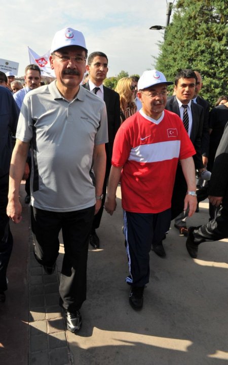 Bakan Akdağ, 'Yürü Angaralım Yürü' sloganıyla yürüdü