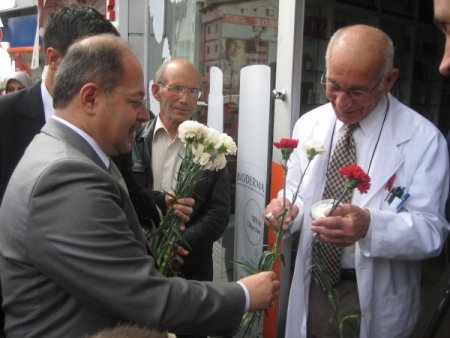 Bakan Akdağ Ve Milletvekili Adayları Karanfil Dağıttı