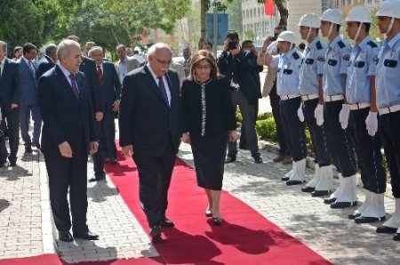 Bakan Avcı: Devlet okullarında da veliler ittifak sağlarsa forma giyilebilir