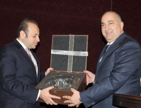 Bakan Bağış, elektrik kesilince karanlıkta konuştu