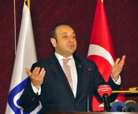 Bakan Bağış, elektrik kesilince karanlıkta konuştu