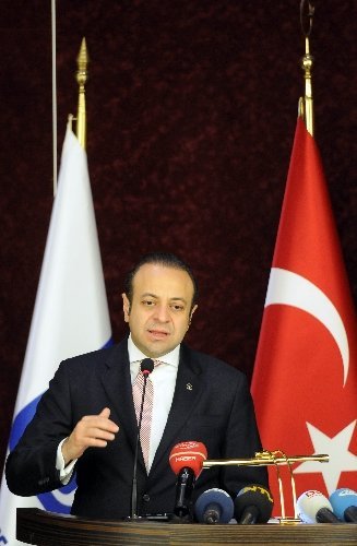 Bakan Bağış, elektrik kesilince karanlıkta konuştu