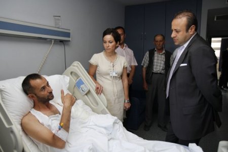 Bakan Bağış, Yaralı Polisi Hastanede Ziyaret Etti