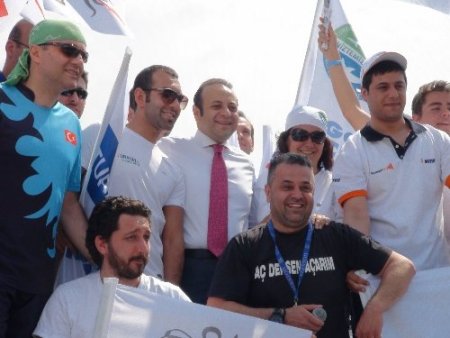 Bakan Bağış: Dünün kokan Haliç'inde bugün yarışlar düzenleniyor