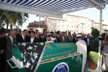 Bakan Bağış’ın kayınvalidesi toprağa verildi