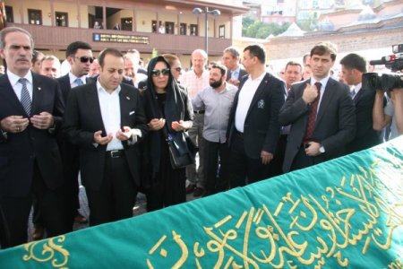 Bakan Bağış’ın kayınvalidesi toprağa verildi