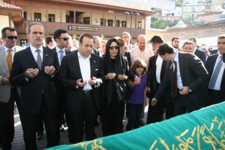 Bakan Bağış’ın kayınvalidesi toprağa verildi