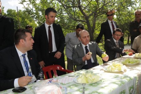 Bakan Bayraktar, köyleri ziyaret etti