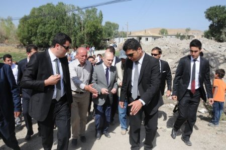 Bakan Bayraktar, köyleri ziyaret etti