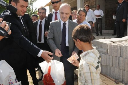 Bakan Bayraktar, köyleri ziyaret etti