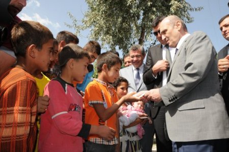 Bakan Bayraktar, köyleri ziyaret etti