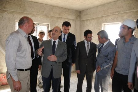 Bakan Bayraktar, köyleri ziyaret etti