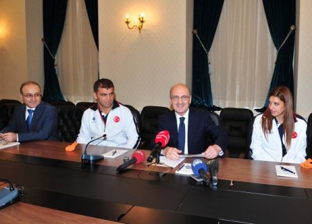 Bakan Bayraktar, milli sporculara 50'şer cumhuriyet altını hediye etti