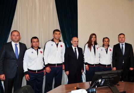 Bakan Bayraktar, milli sporculara 50'şer cumhuriyet altını hediye etti