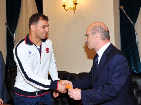 Bakan Bayraktar, milli sporculara 50'şer cumhuriyet altını hediye etti