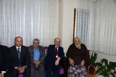 Bakan Bayraktar, şehit ailesini ziyaret etti